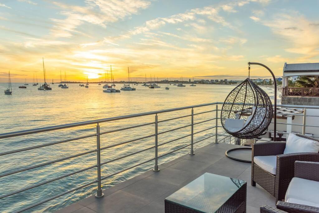 Tradewinds Apartments ซิมป์สันเบย์ ภายนอก รูปภาพ