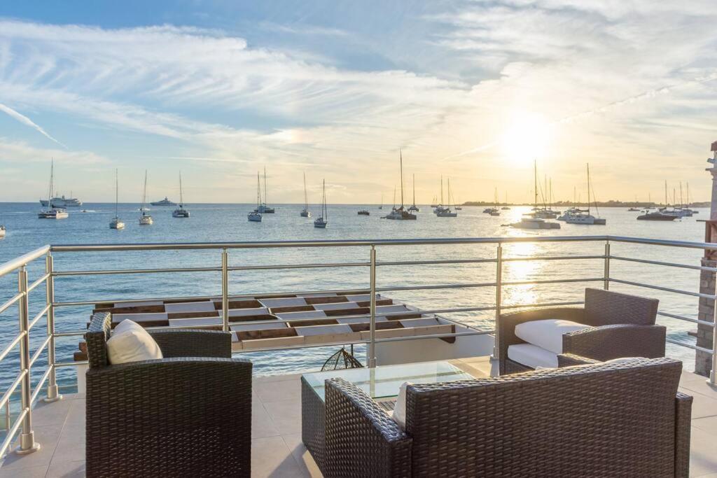 Tradewinds Apartments ซิมป์สันเบย์ ภายนอก รูปภาพ