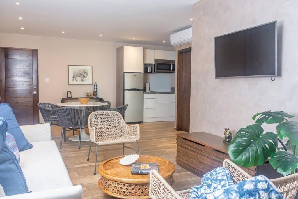 Tradewinds Apartments ซิมป์สันเบย์ ภายนอก รูปภาพ