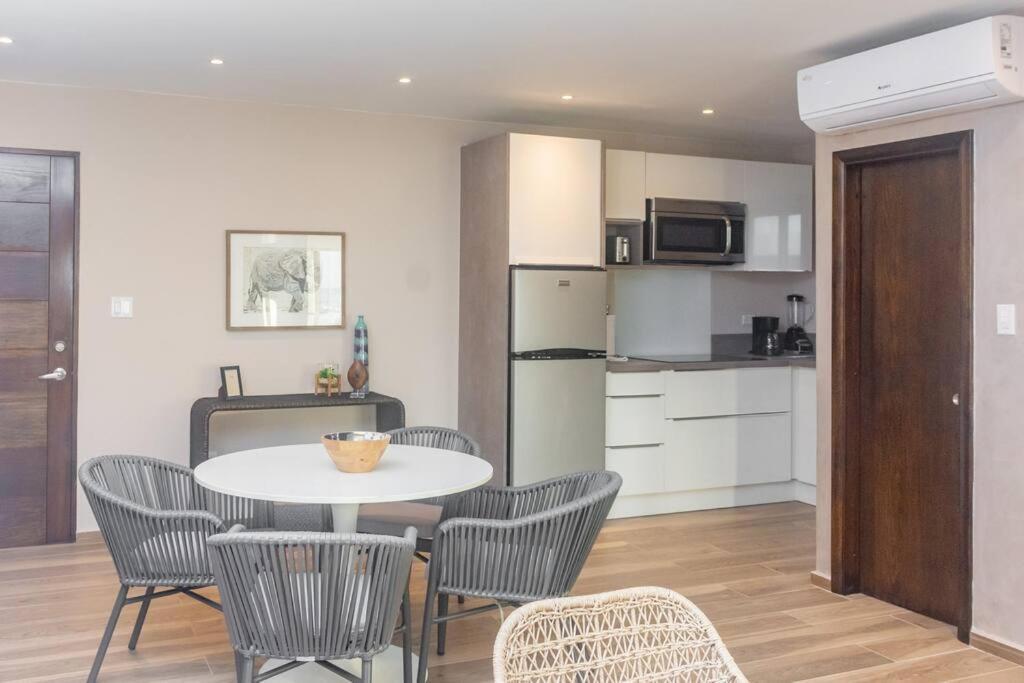 Tradewinds Apartments ซิมป์สันเบย์ ภายนอก รูปภาพ